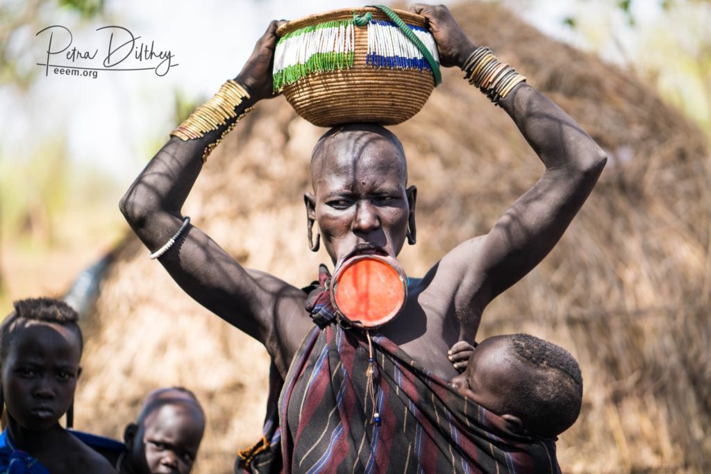 Mursi woman with lip plate (the bigger the more beautiful), © Petra Dilthey, ethno e-empowerment (eeem.org).